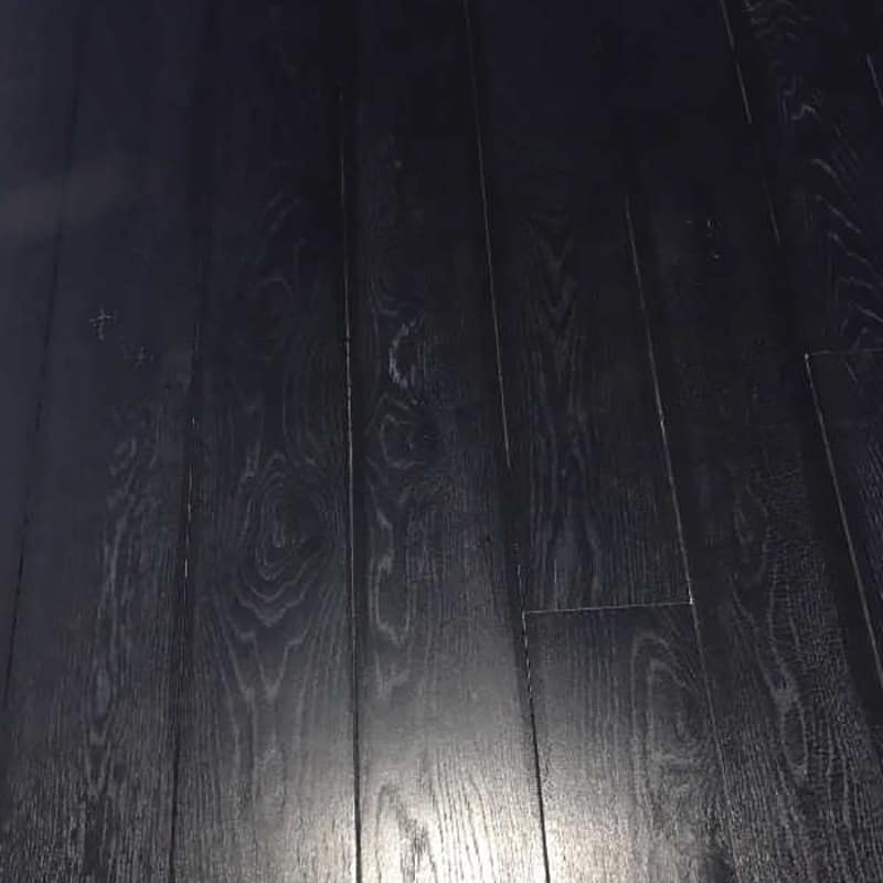 parketvloer gekleurd zwart